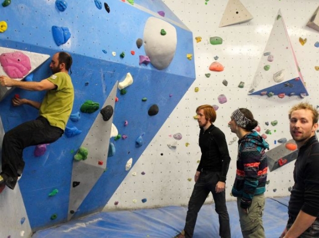  与朋友一起攀岩 